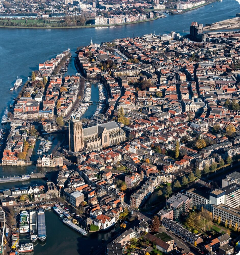 Luchtfoto-Dordrecht-drierivierenpunt-Grote-Kerk